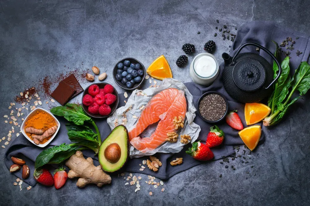 Корисні продукти: лосось, авокадо, ягоди, зелень
